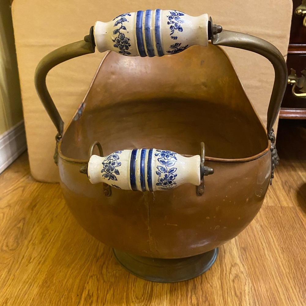 Vintage Hammered Copper Coal Scuttle Bucket With White & Blue Porcelain Handles - Picture 3 of 6